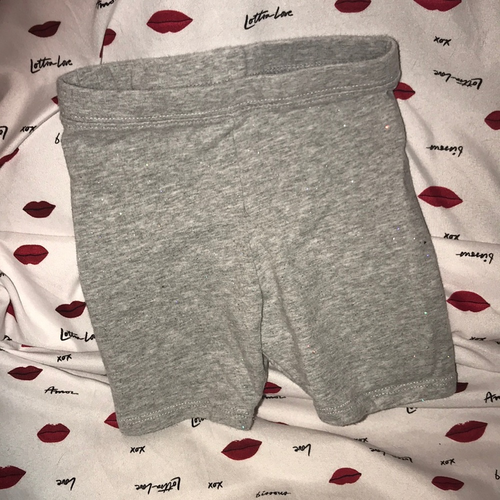 Girls 2T gray bundle shirt & shorts ๐ฆ & glitter - Picture 2 of 7